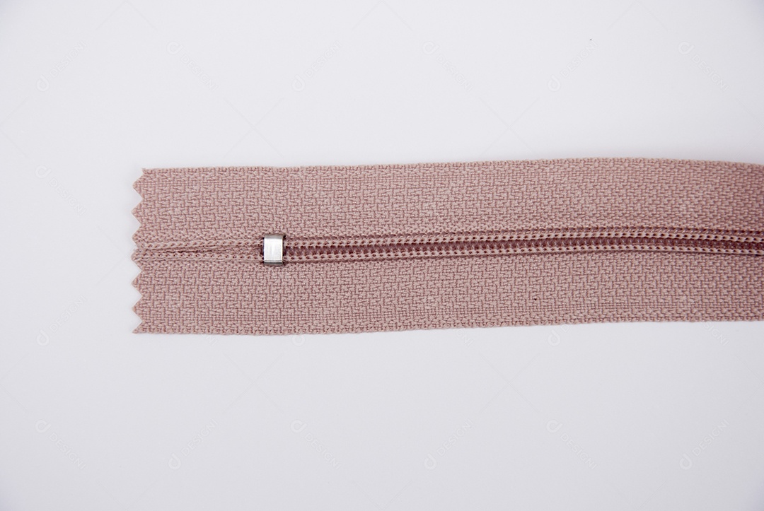 Zíper sobre uma mesa branca