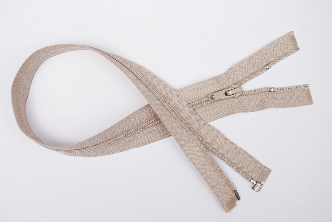 Zíper sobre uma mesa branca