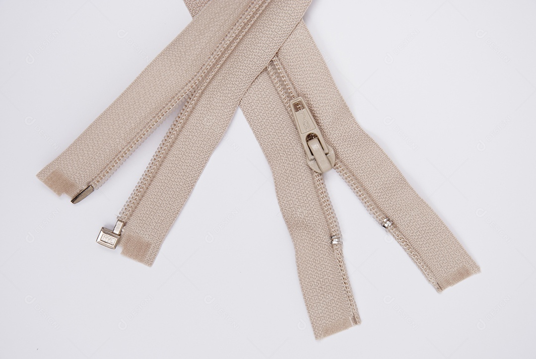 Zíper sobre uma mesa branca