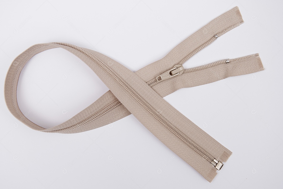 Zíper sobre uma mesa branca