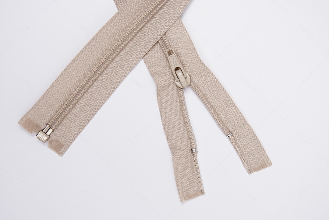 Zíper sobre uma mesa branca