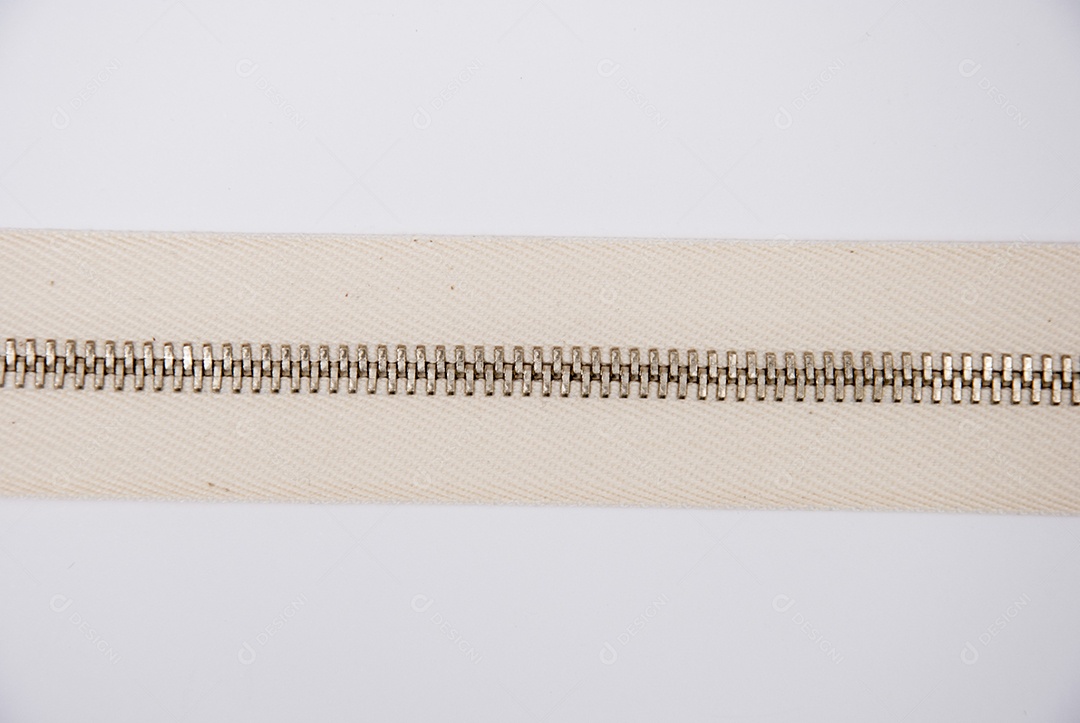 Zíper sobre uma mesa branca