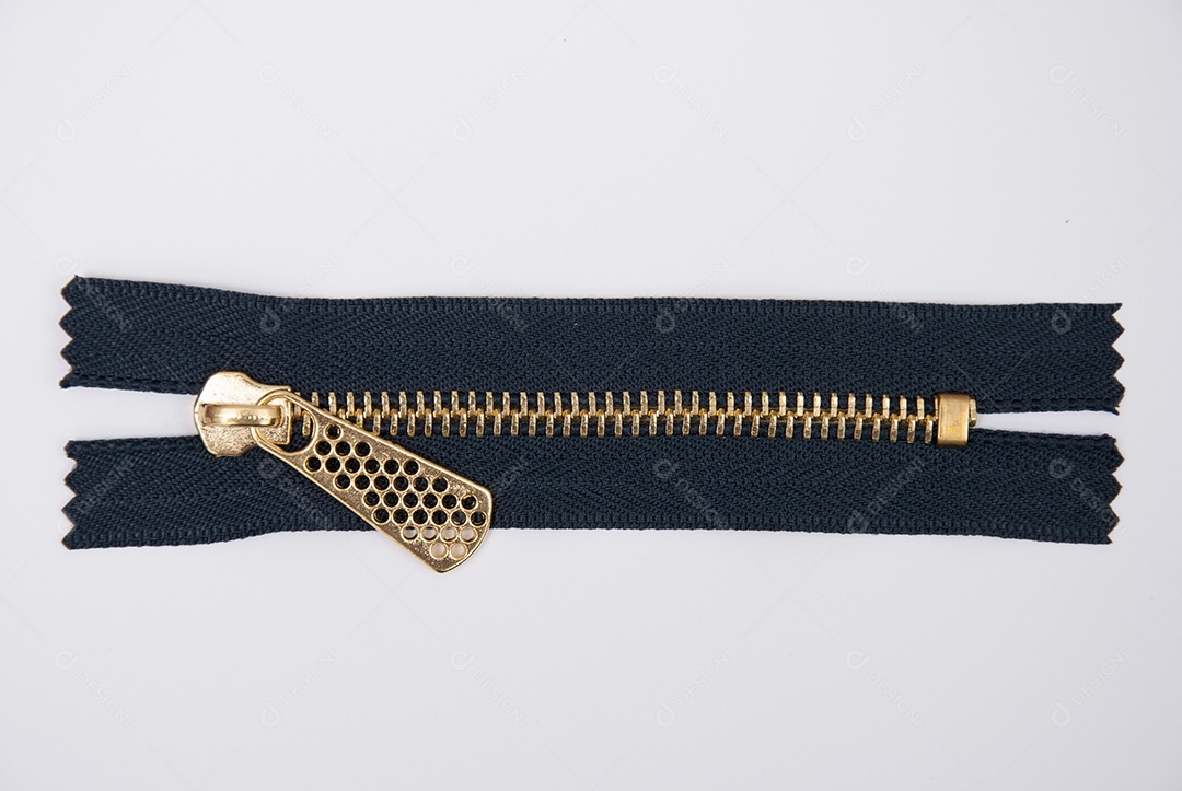 Zíper sobre uma mesa branca