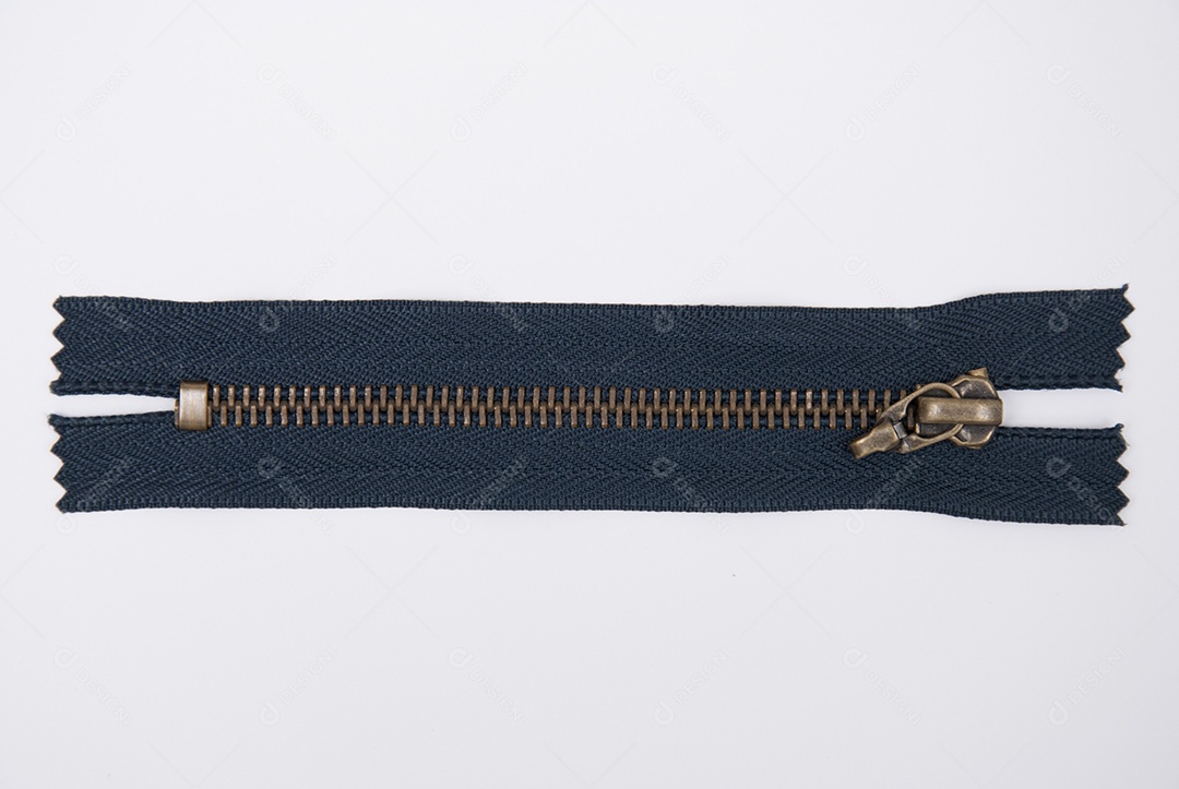 Zíper sobre uma mesa branca