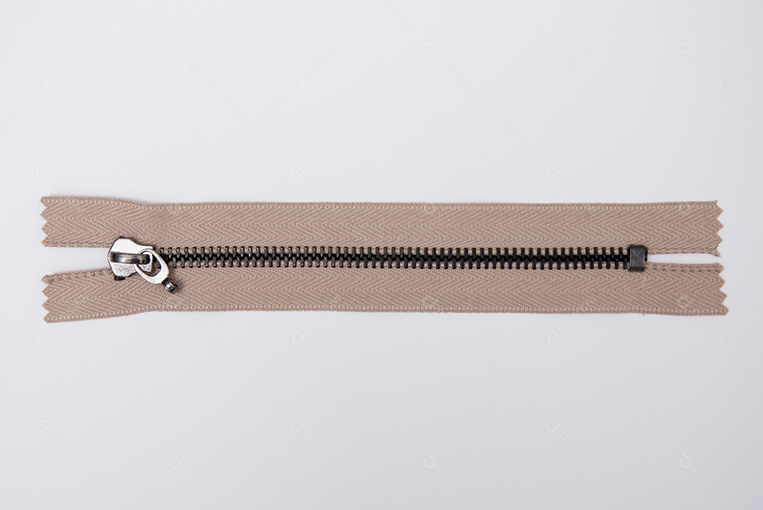 Zíper sobre uma mesa branca