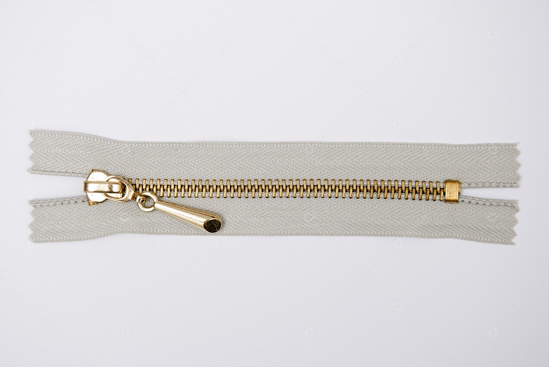 Zíper sobre uma mesa branca