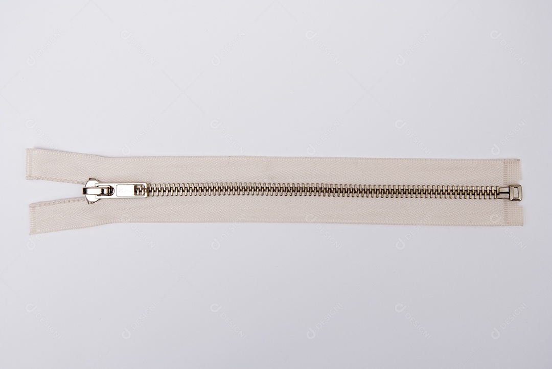 Zíper sobre uma mesa branca