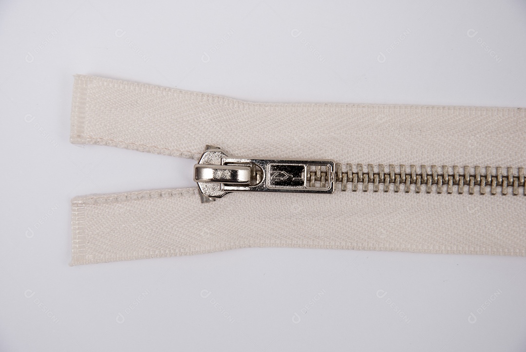 Zíper sobre uma mesa branca