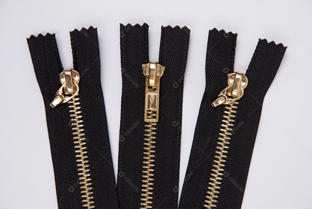 Zíper sobre uma mesa branca