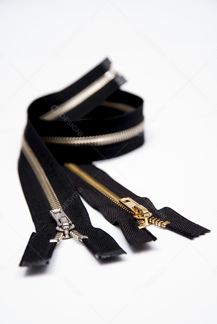 Zíper sobre uma mesa branca