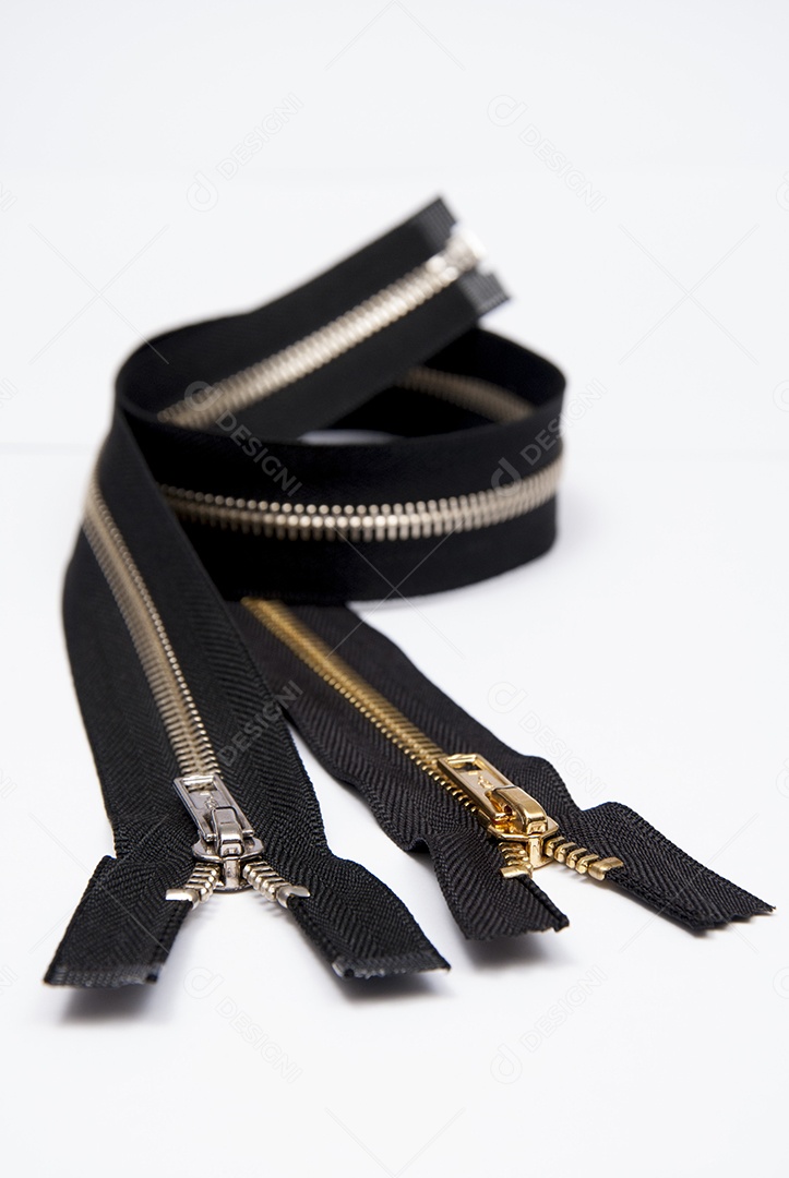 Zíper sobre uma mesa branca