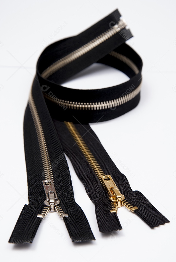 Zíper sobre uma mesa branca