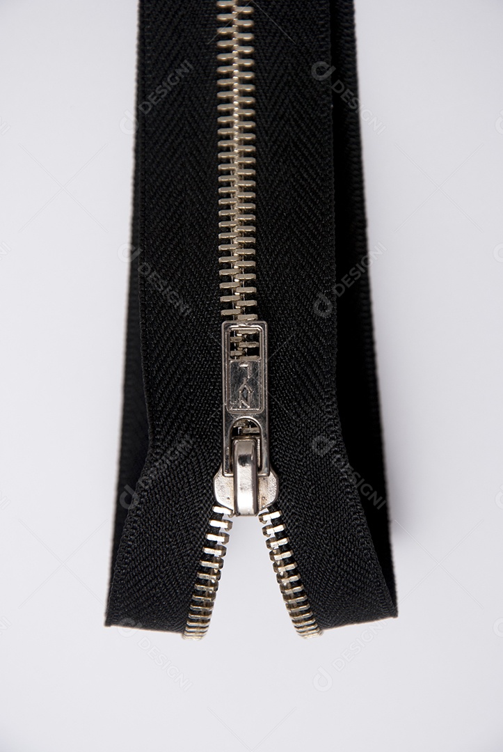 Zíper sobre uma mesa branca