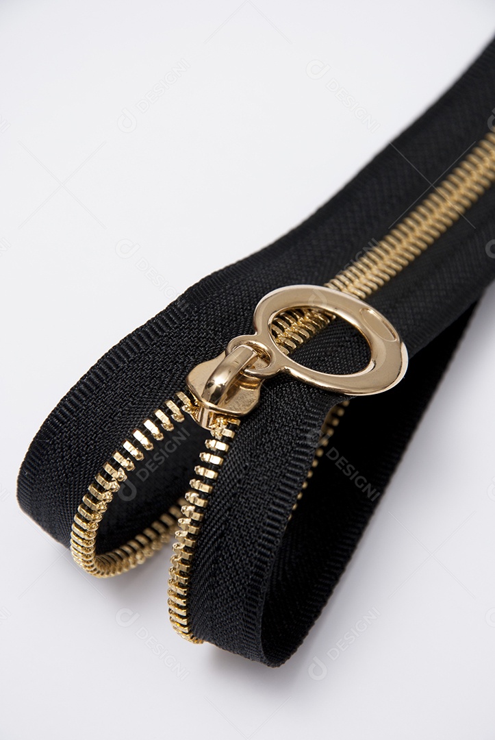 Zíper sobre uma mesa branca