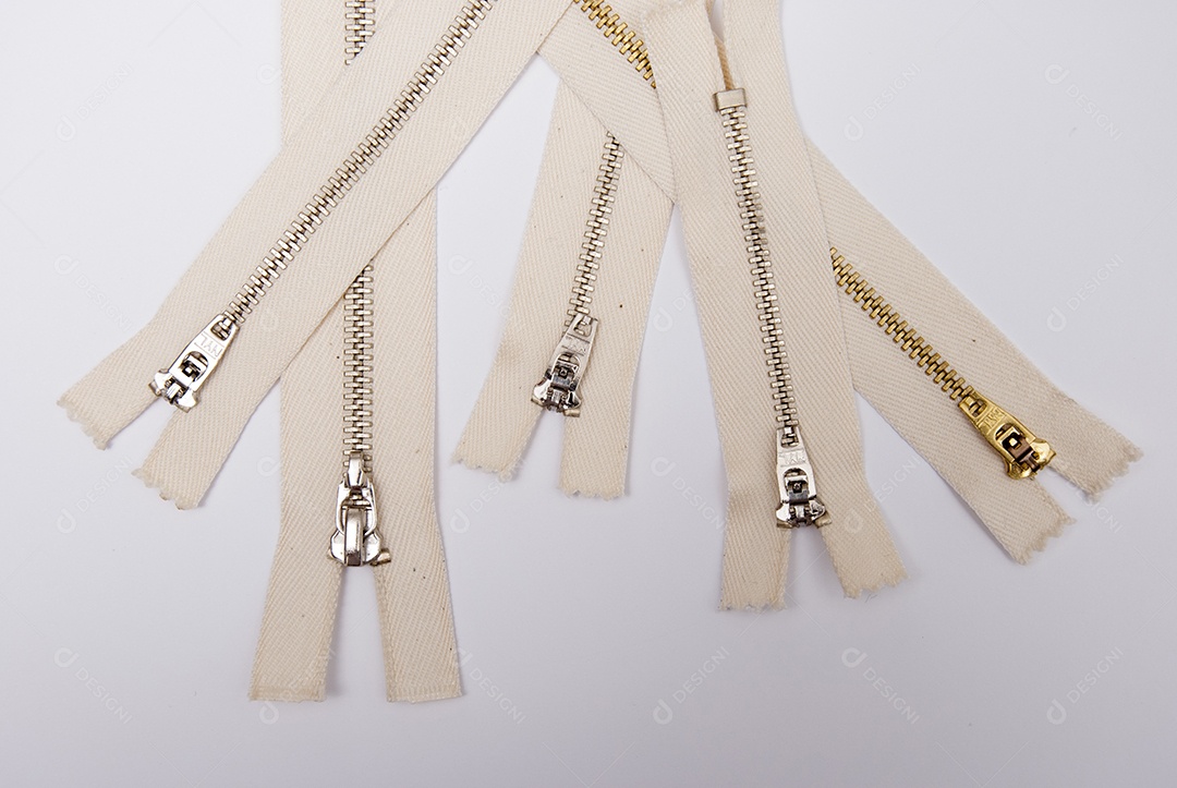 Zíper sobre uma mesa branca