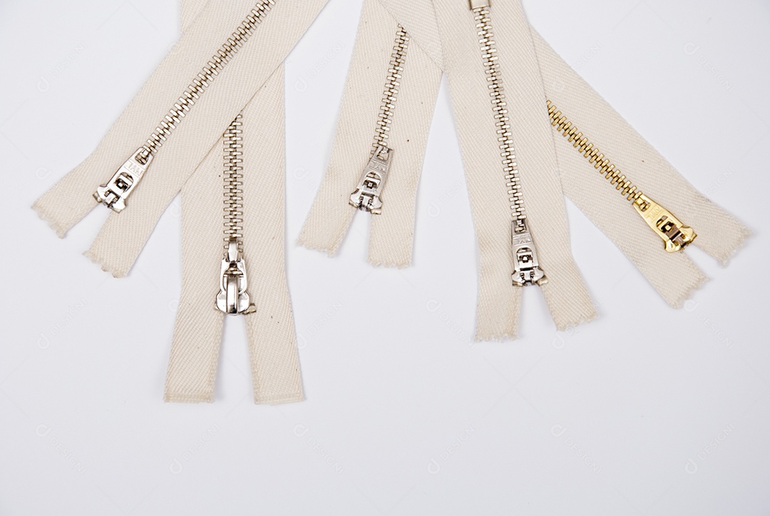 Zíper sobre uma mesa branca