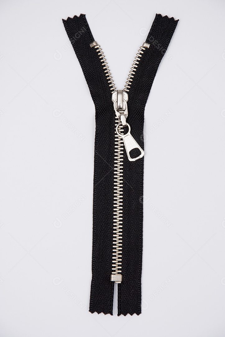Zíper sobre uma mesa branca