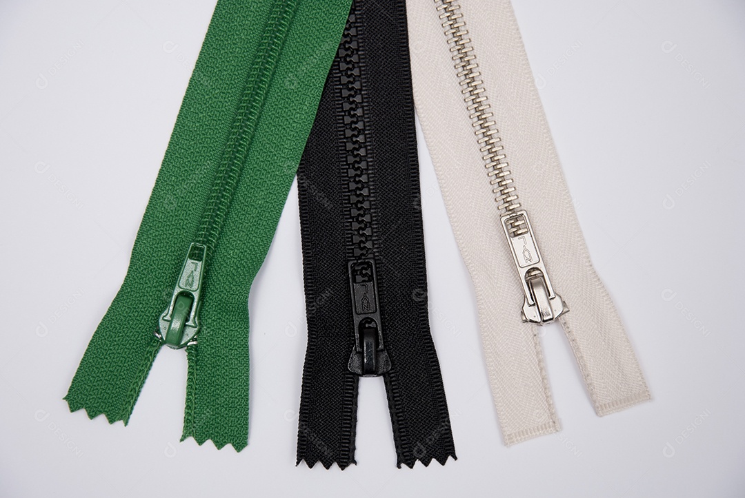 Zíper sobre uma mesa branca