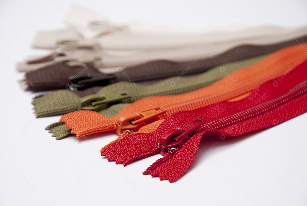 Zíper sobre uma mesa branca