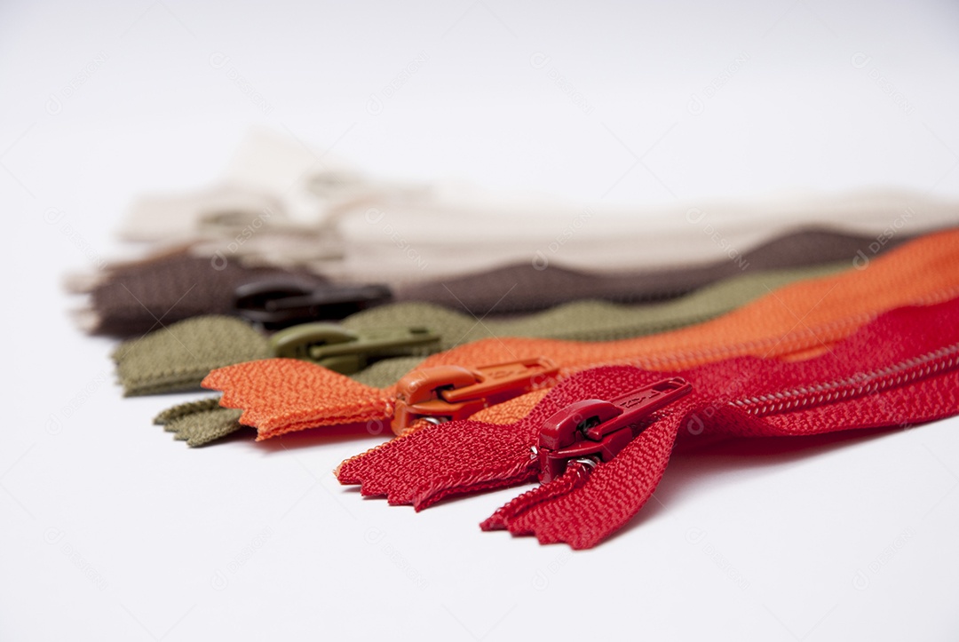 Zíper sobre uma mesa branca