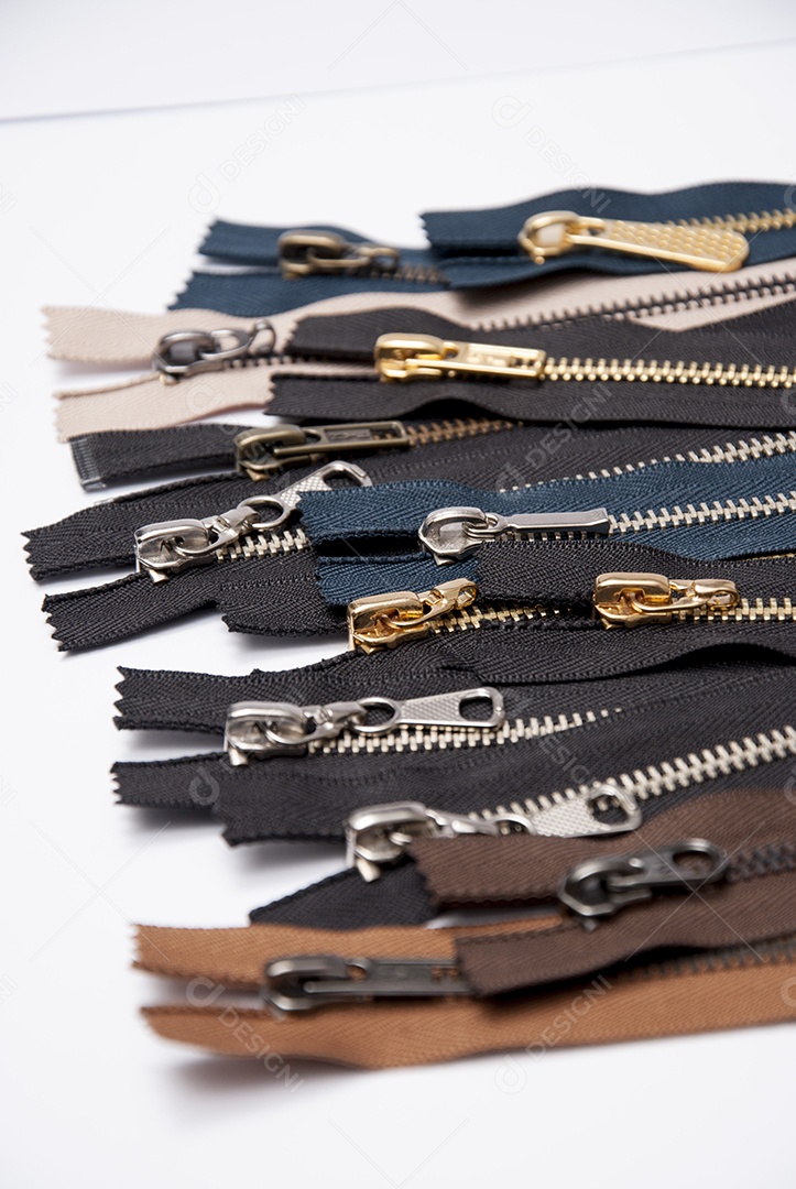 Zíper sobre uma mesa branca