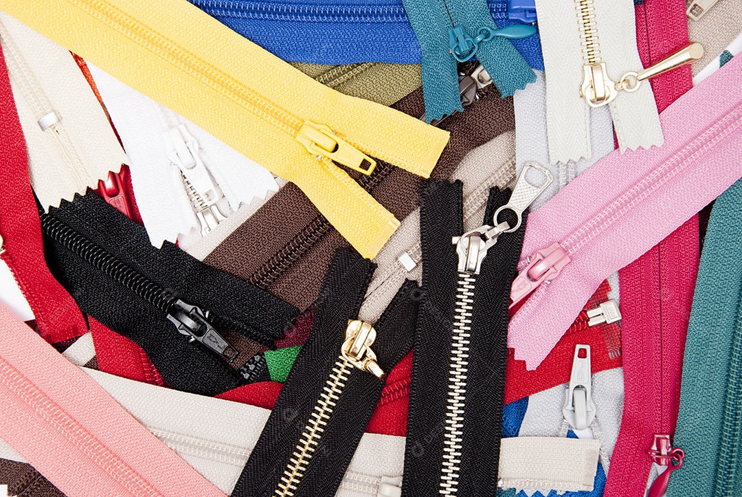 Zíper sobre uma mesa branca