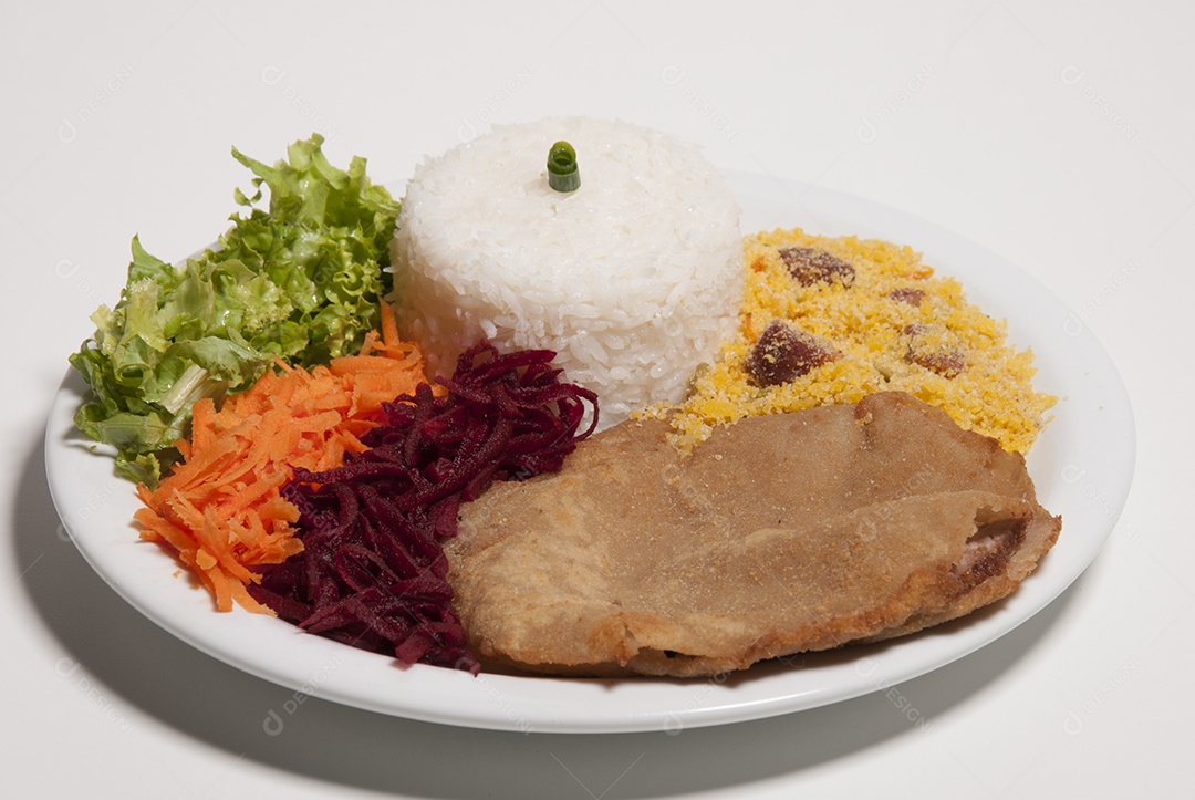 Prato de comida sobre uma mesa