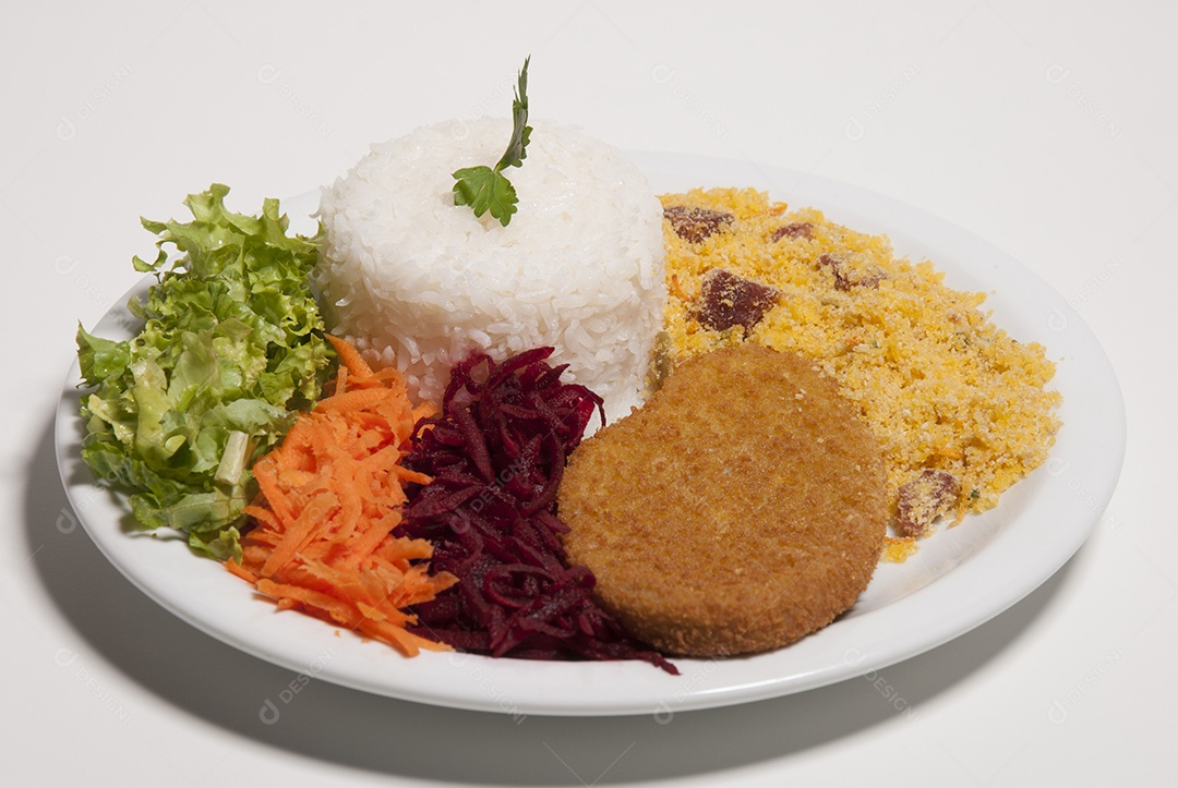 Prato de comida sobre uma mesa