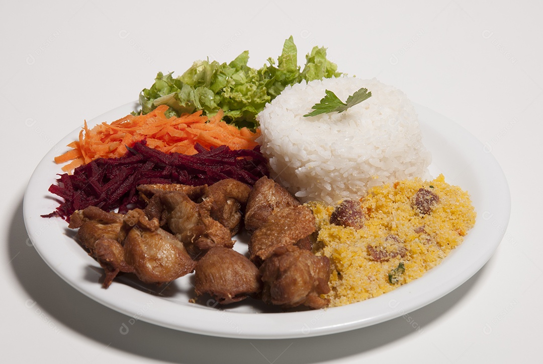 Prato de comida sobre uma mesa