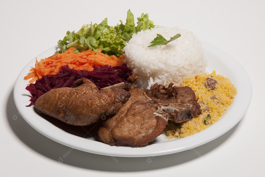 Prato de comida sobre uma mesa