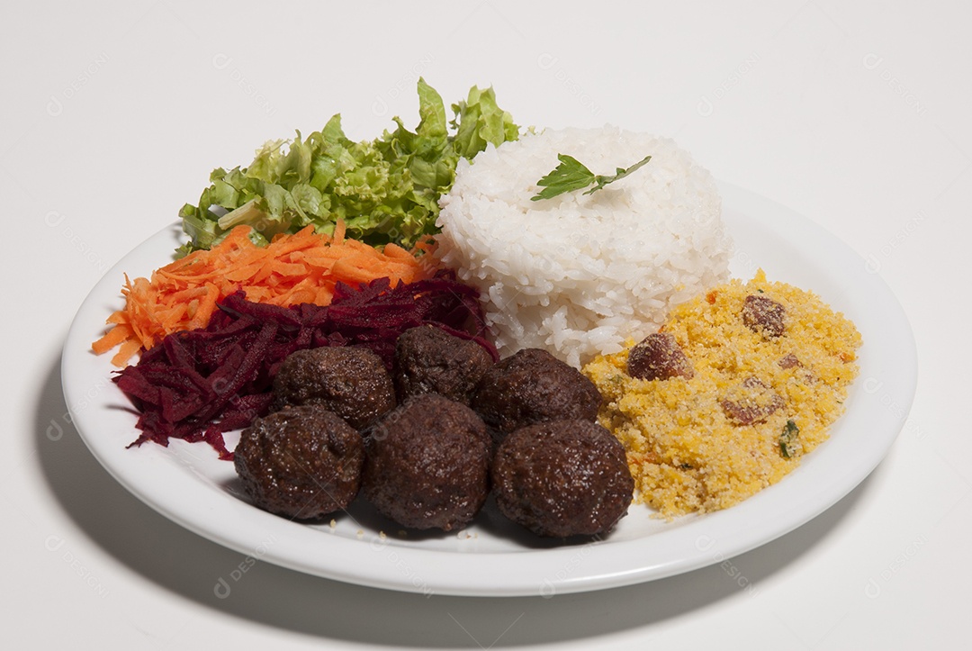 Prato de comida sobre uma mesa