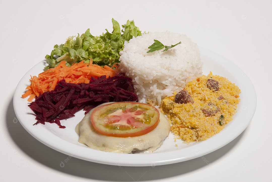 Prato de comida sobre uma mesa