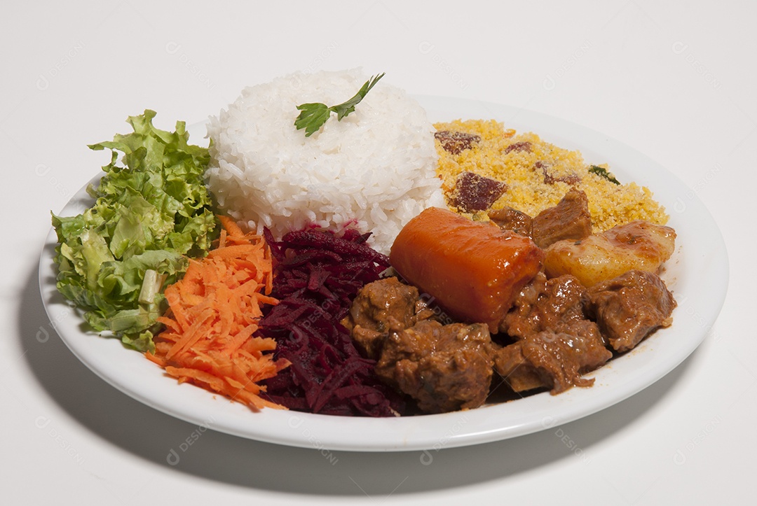 Prato de comida sobre uma mesa