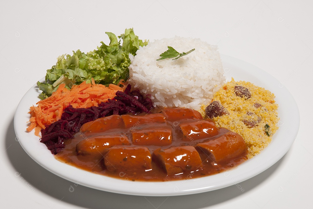 Prato de comida sobre uma mesa