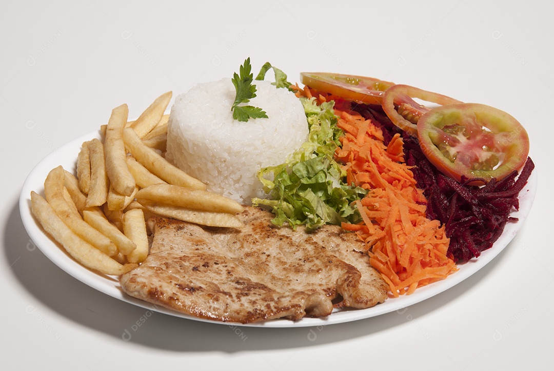 Prato de comida sobre uma mesa