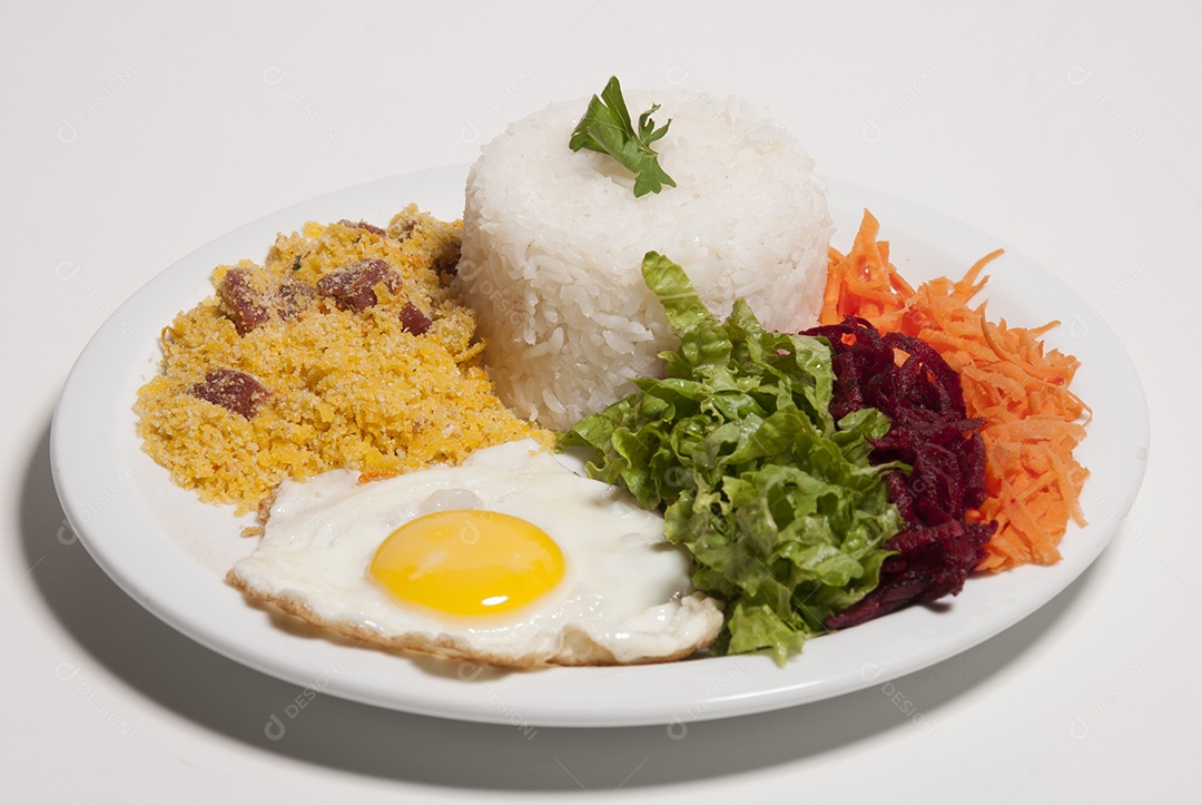 Prato de comida sobre uma mesa