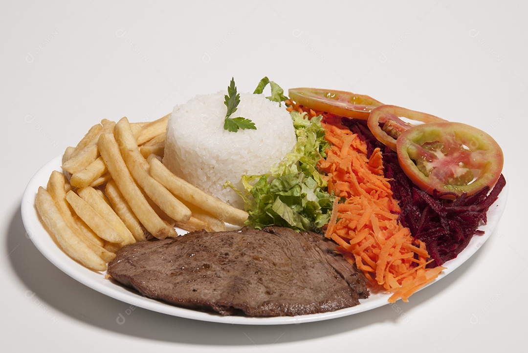 Prato de comida sobre uma mesa