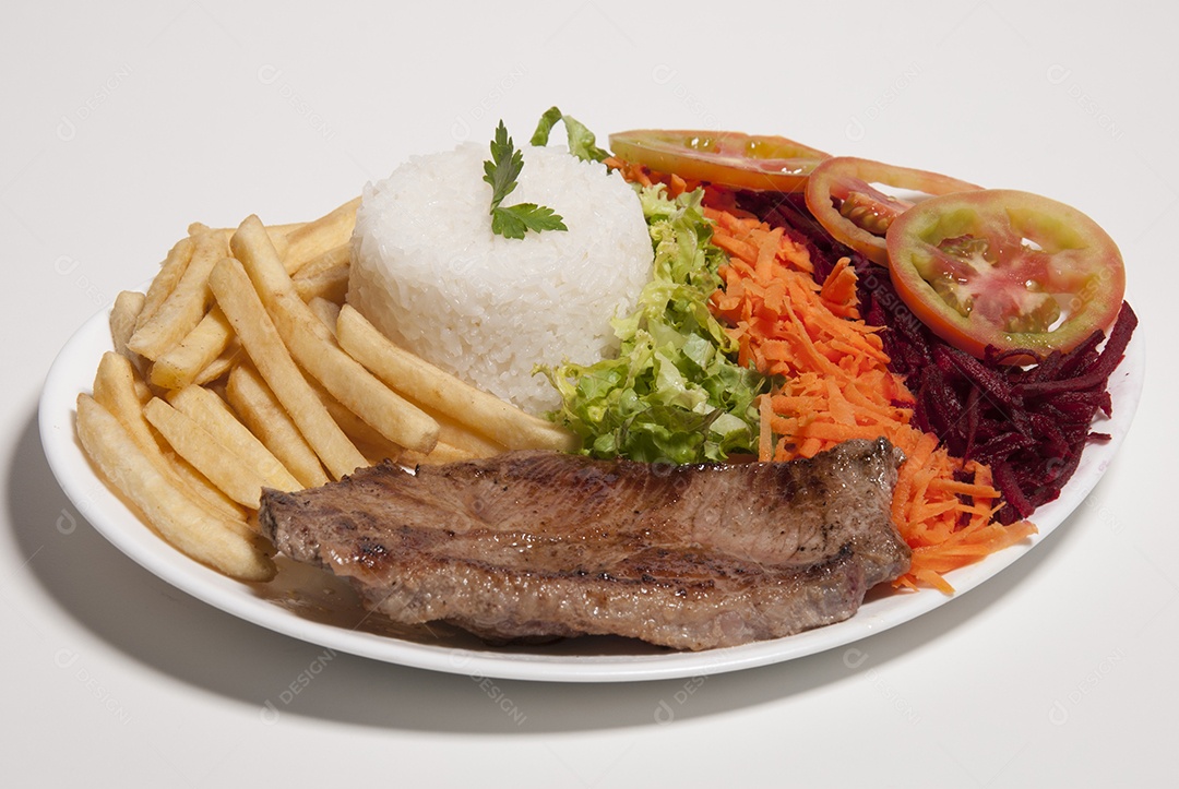 Prato de comida sobre uma mesa