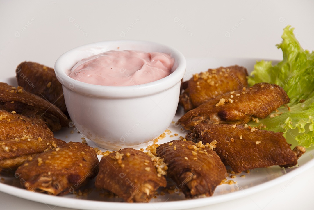 Prato de comida sobre uma mesa