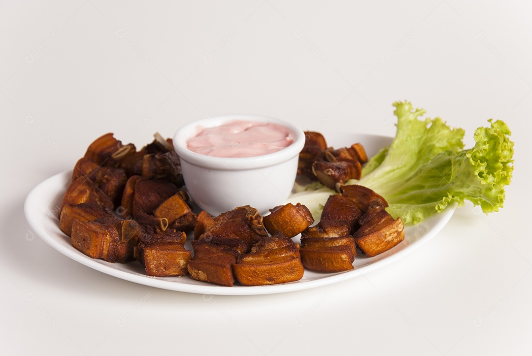 Prato de comida sobre uma mesa