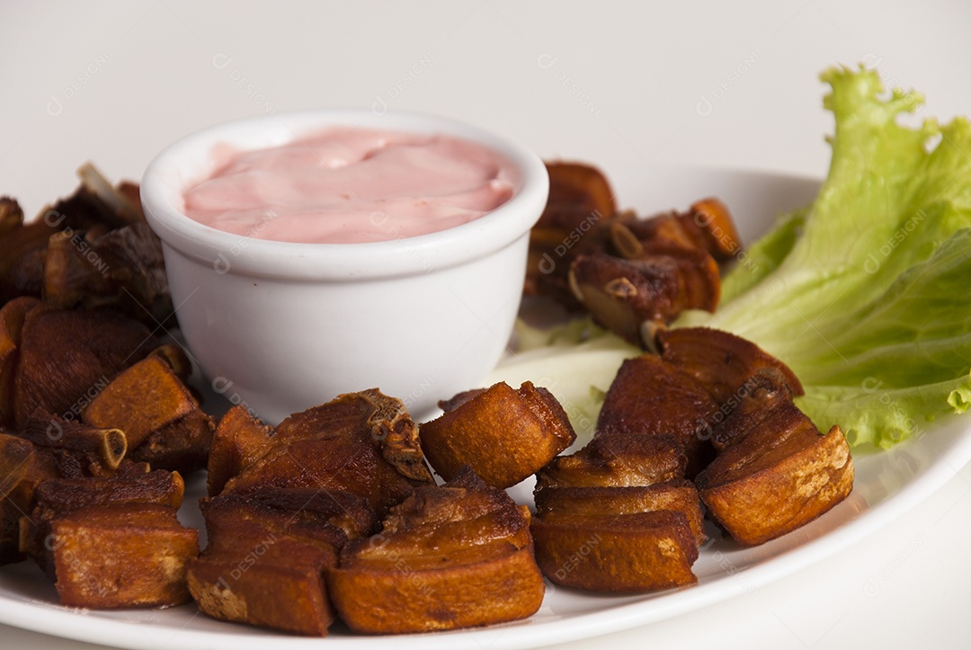 Prato de comida sobre uma mesa