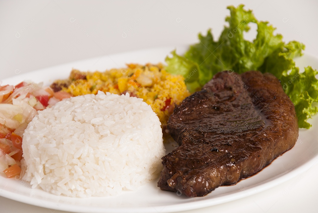 Prato de comida sobre uma mesa