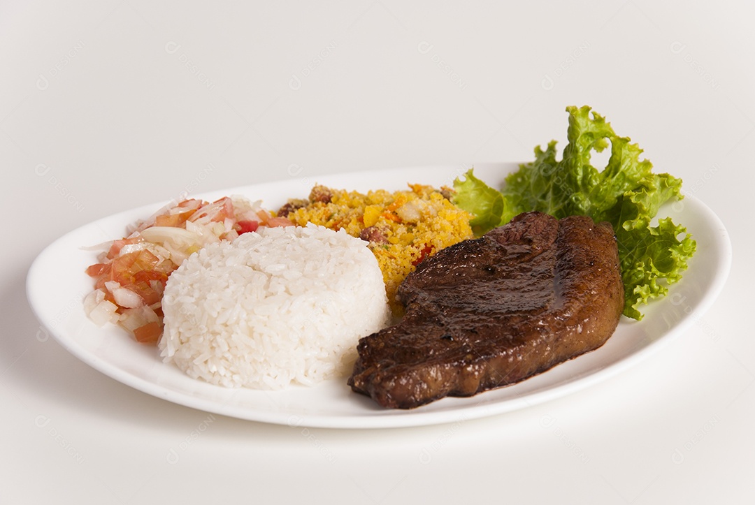 Prato de comida sobre uma mesa