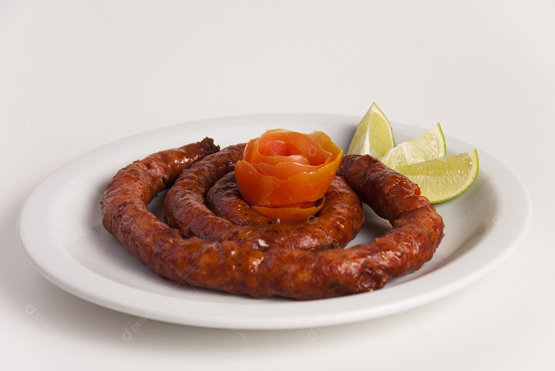 Prato de comida sobre uma mesa