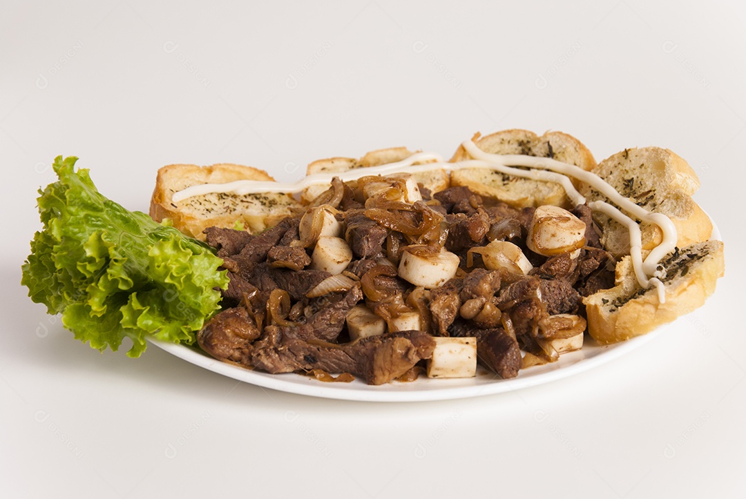 Prato de comida sobre uma mesa