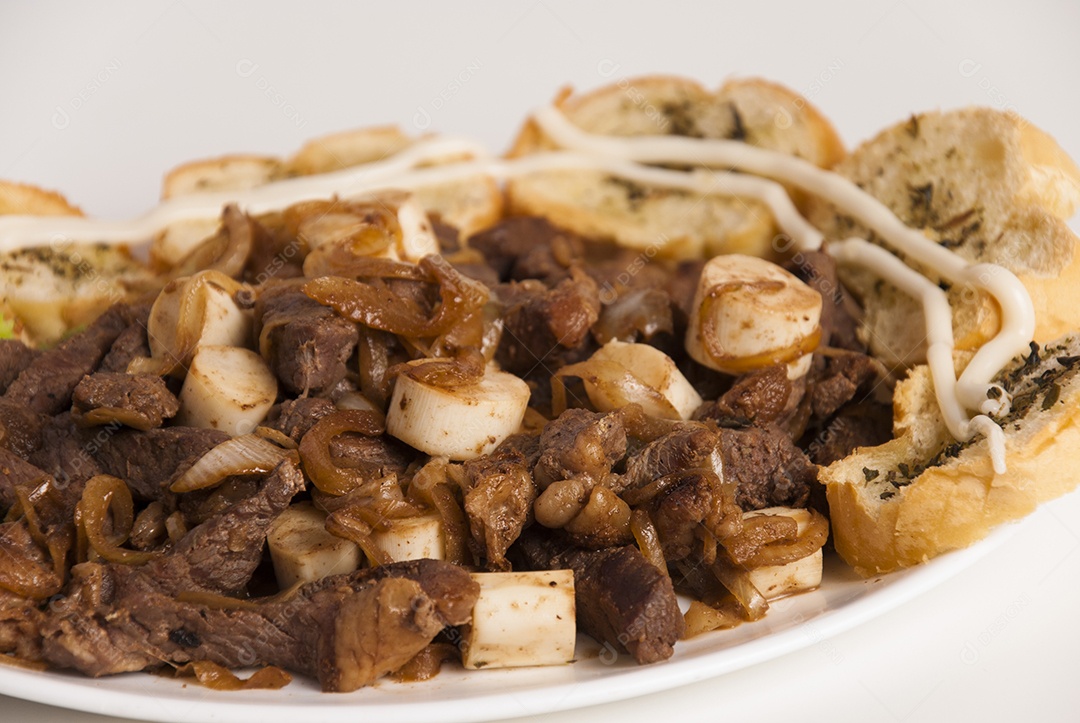 Prato de comida sobre uma mesa