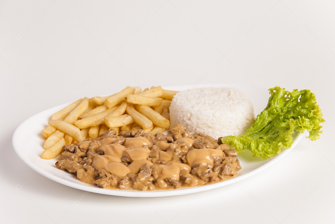 Prato de comida sobre uma mesa