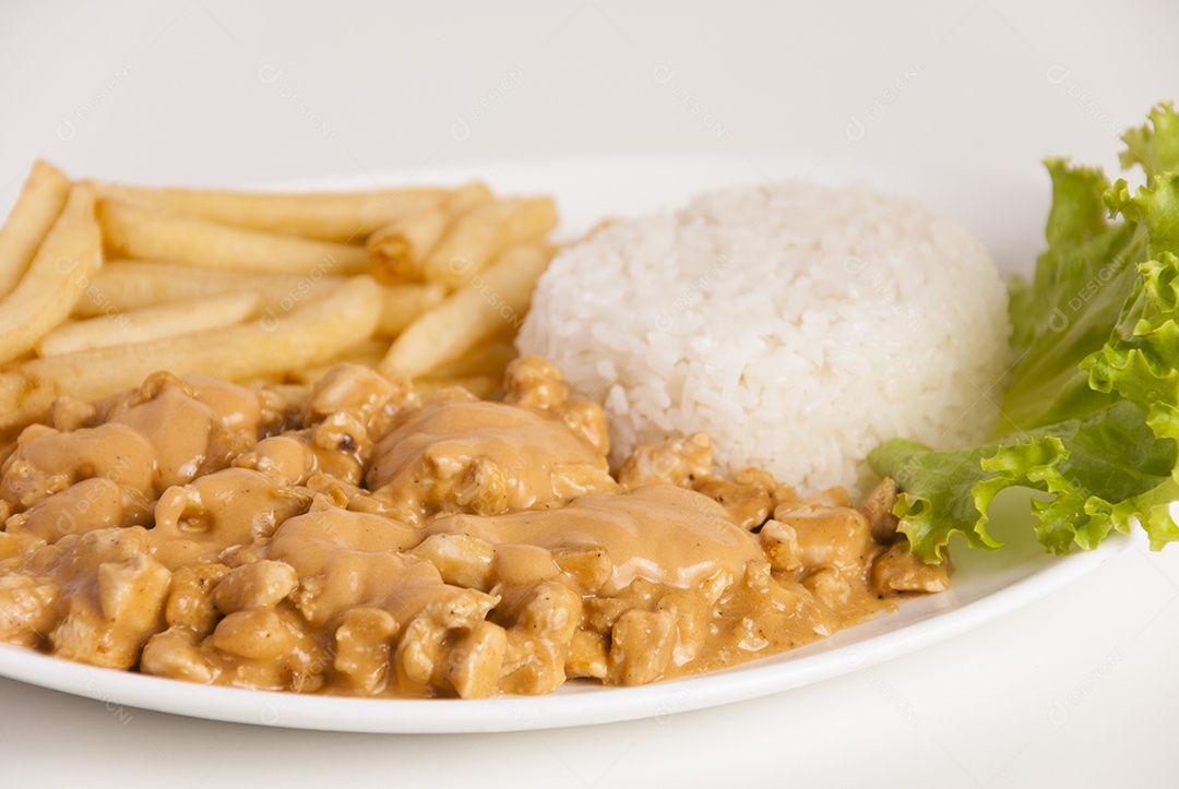 Prato de comida sobre uma mesa