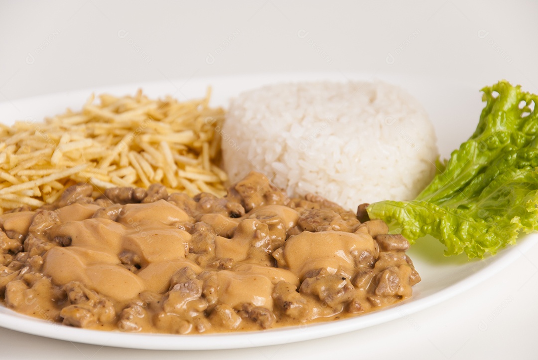 Prato de comida sobre uma mesa