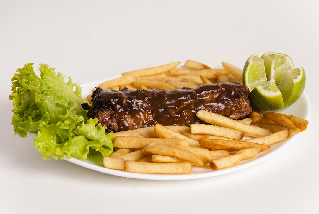 Prato de comida sobre uma mesa